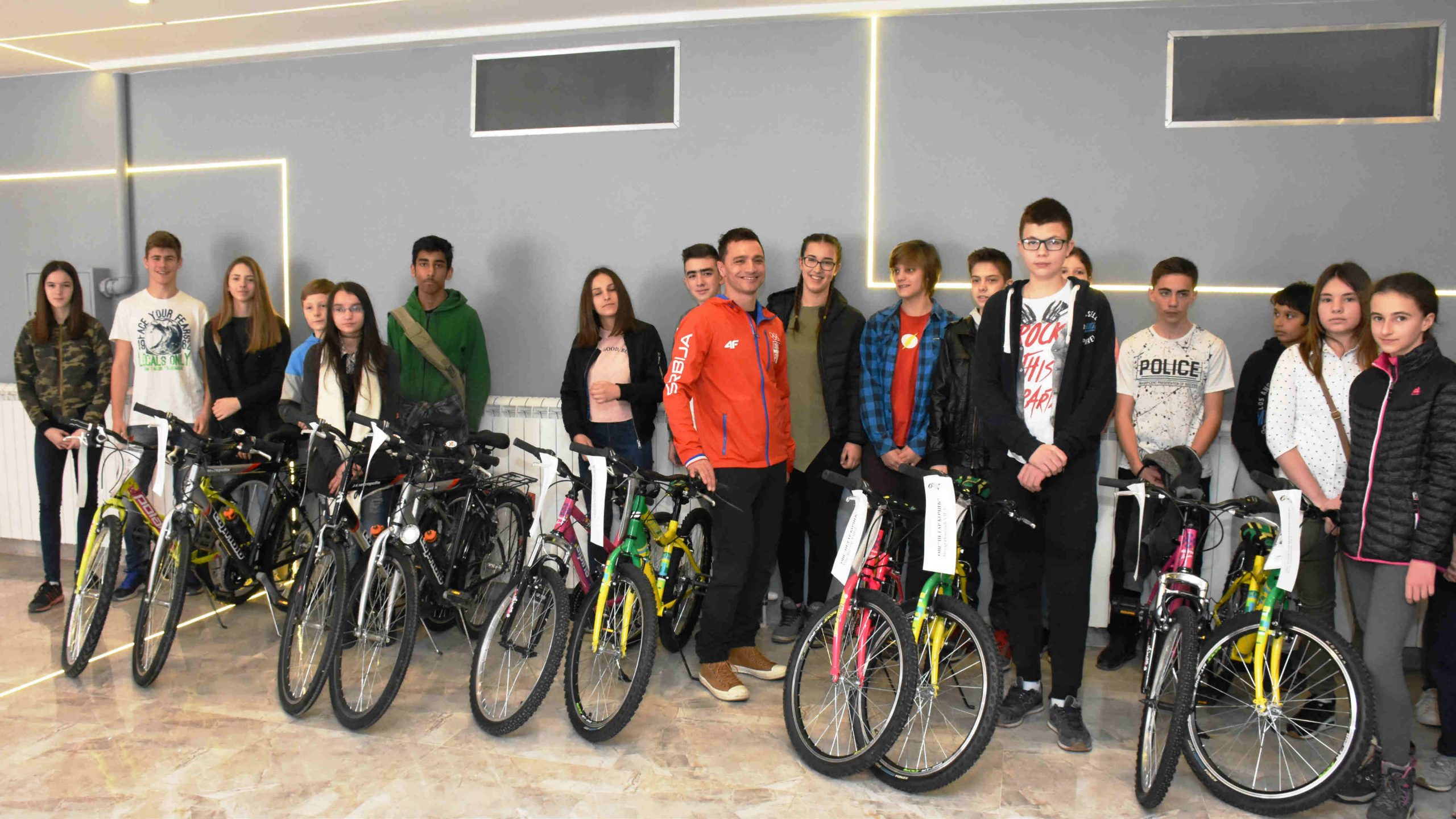 Zemunski osnovci dobili bicikle na dar 1