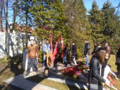 POZAREVAC Gradjani na grobu Milosevica Prošlo je 12 godina od smrti Miloševića (FOTO) 5