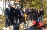 POZAREVAC Mrkonjic i Sainovic na grobu Milosevica Prošlo je 12 godina od smrti Miloševića (FOTO) 4
