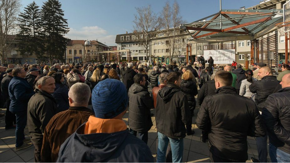 Progon građana koji učestvuju u protestima u Požegi 1