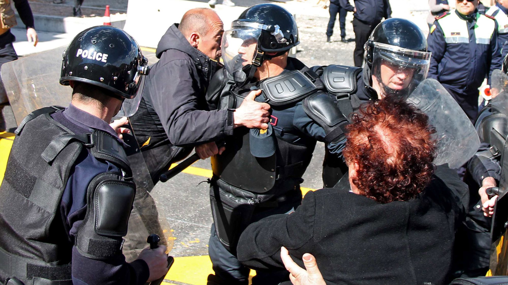 Protest zbog skuplje putarine u Albaniji, 13 povređeno (FOTO) 1