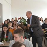 Na Ekonomskom fakultetu dekan i prodekan poklonili ruže studentkinjama 9