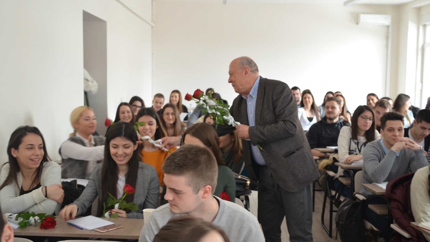 Na Ekonomskom fakultetu dekan i prodekan poklonili ruže studentkinjama 1