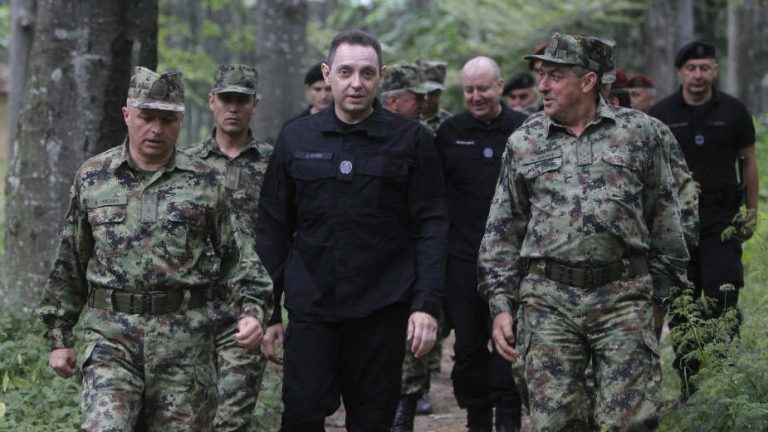 VSS: Ministar Vulin nosi crnu uniformu protivnu propisima Vojske Srbije 1