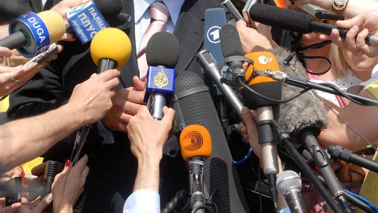 Posle konsultacija sa Vučićem zaustavljena izrada medijske strategije 1