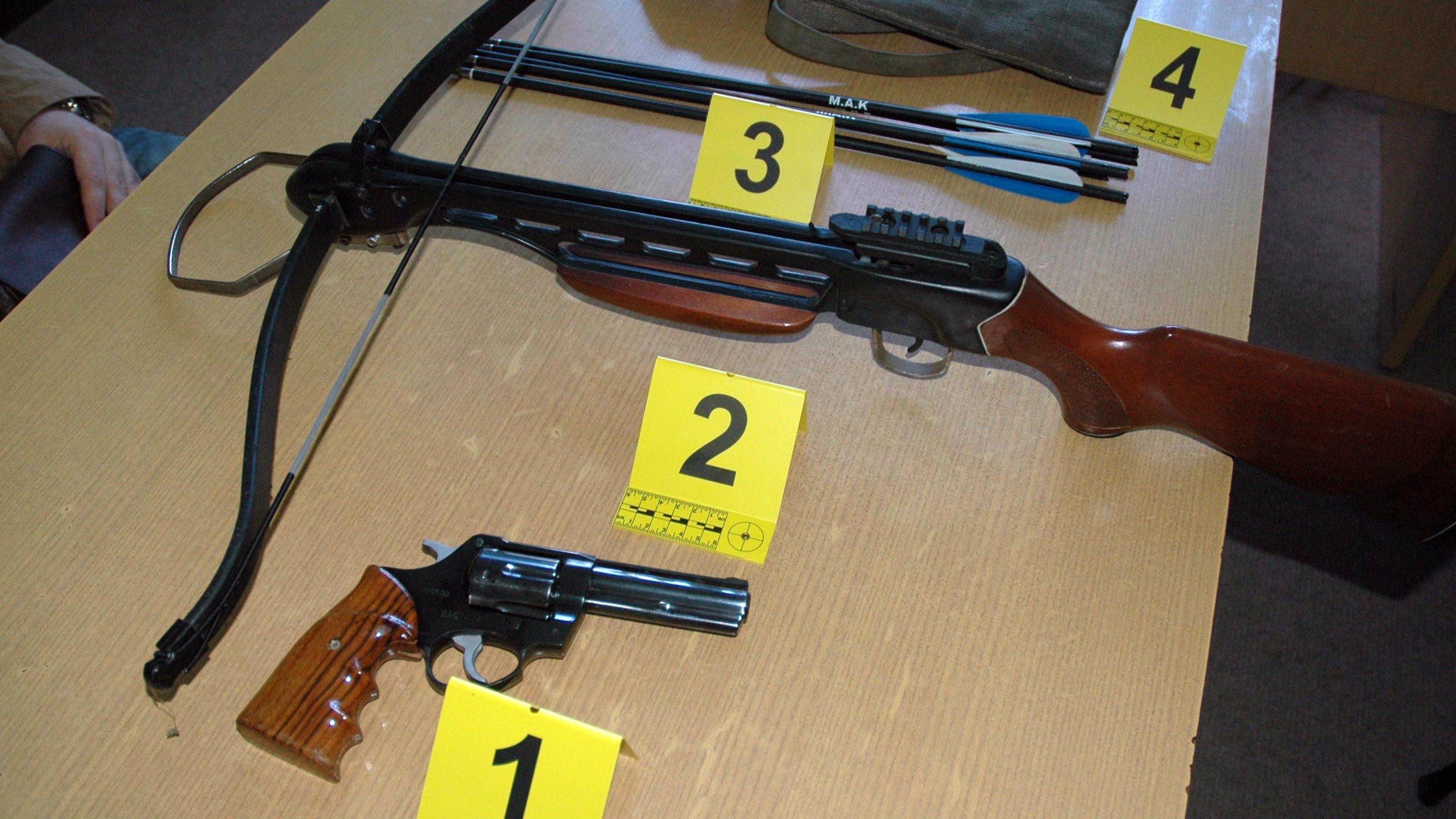 Uhapšeni zbog nedozvoljenog držanja i prodaje oružja 1