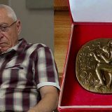 Pesnik prodaje u pola cene dobijenu a neuručenu nagradu 11