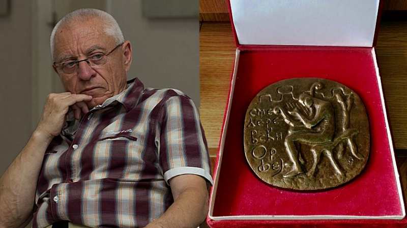 Pesnik prodaje u pola cene dobijenu a neuručenu nagradu 1 Pesnik prodaje u pola cene dobijenu a neuručenu nagradu 1