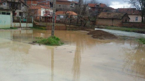 Nabujala Nišava se izlila iz korita na nekoliko mesta 2