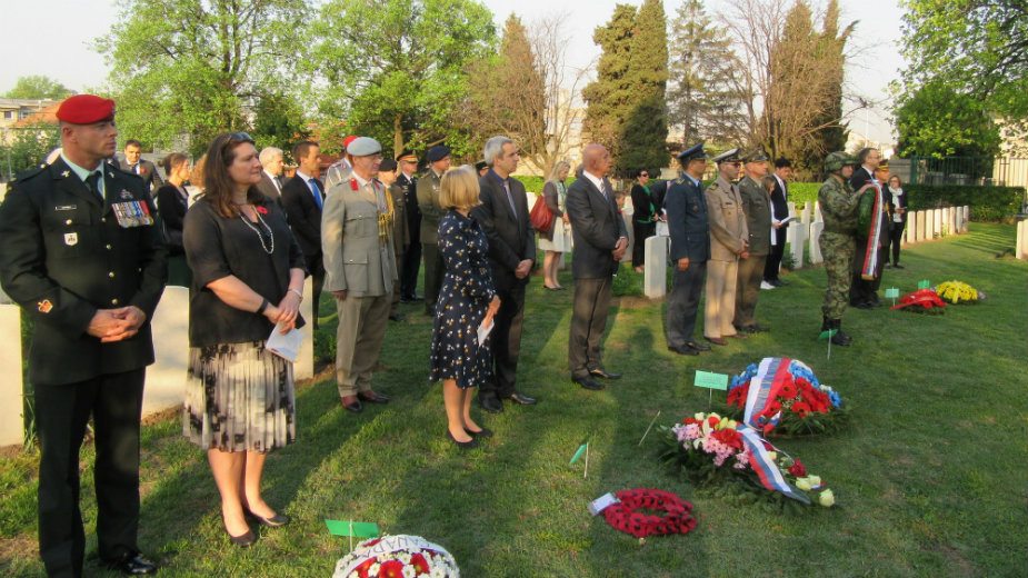 Mladenović položio venac na spomenik vojnicima Komonvelta 1