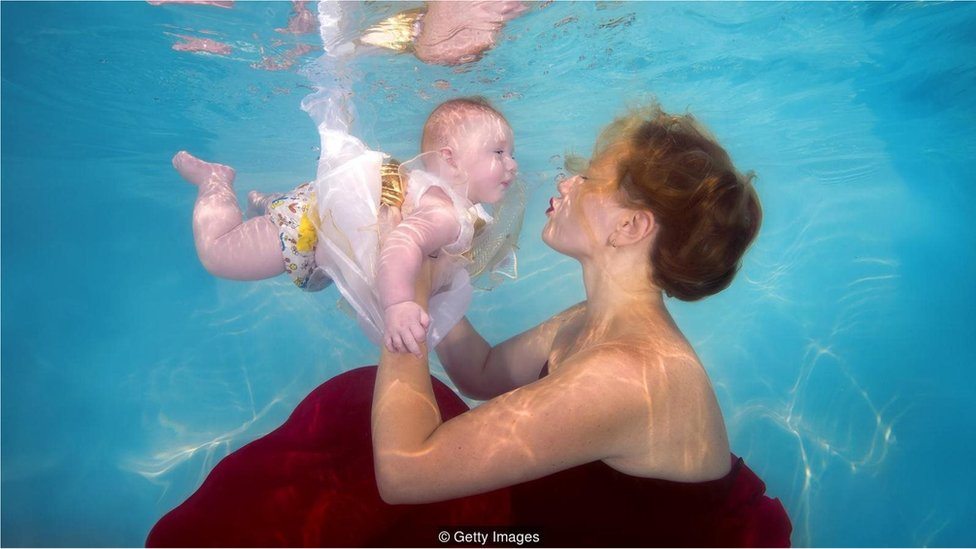 Majka sa bebom u bazenu