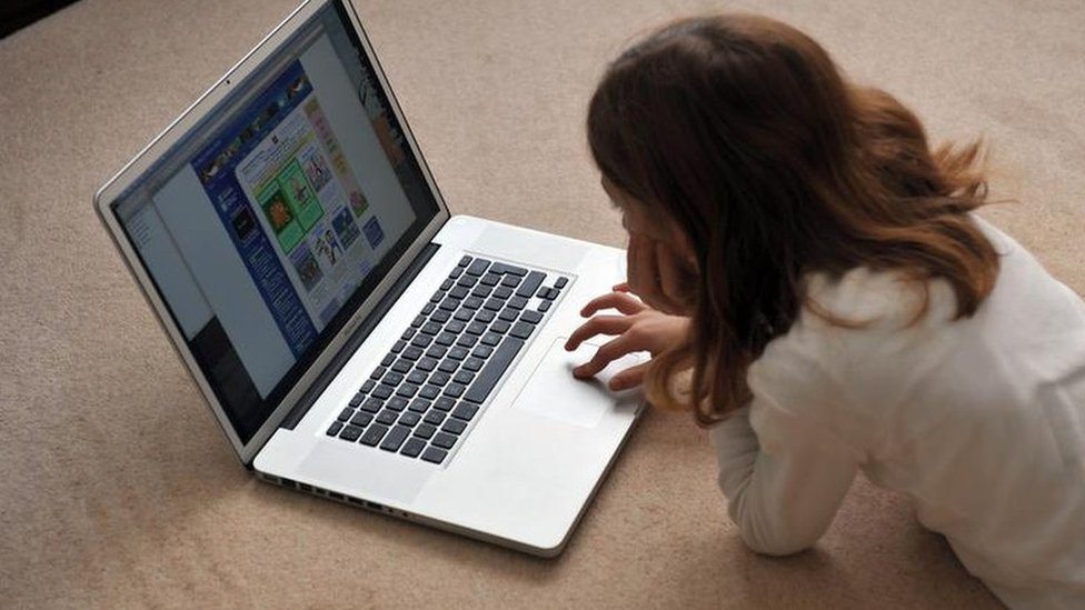 Devojčica surfuje internetom
