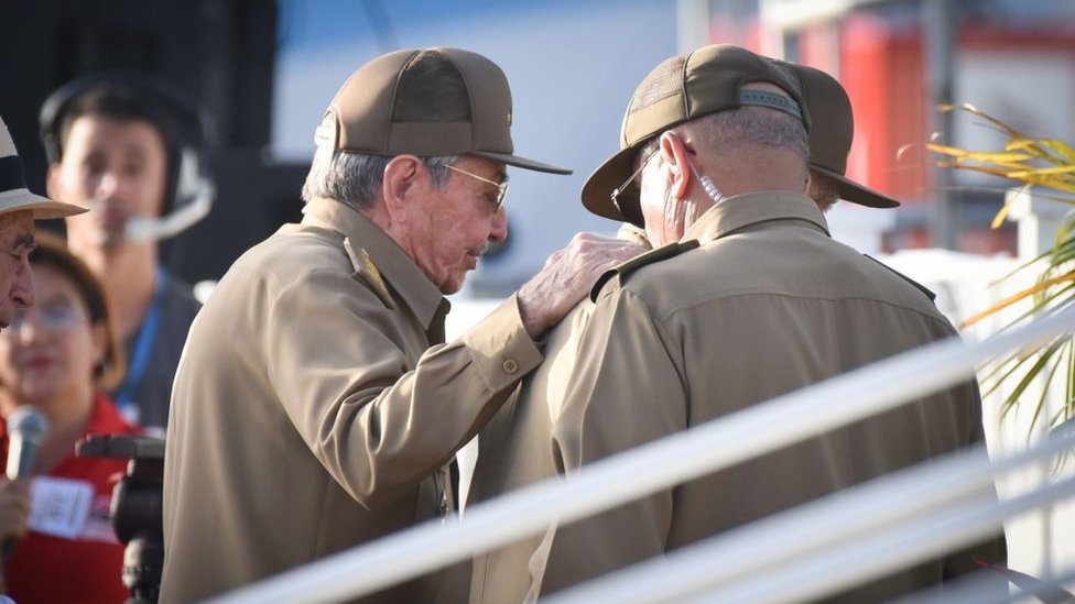 Raul Kastro razgovara sa kubanskim liderima