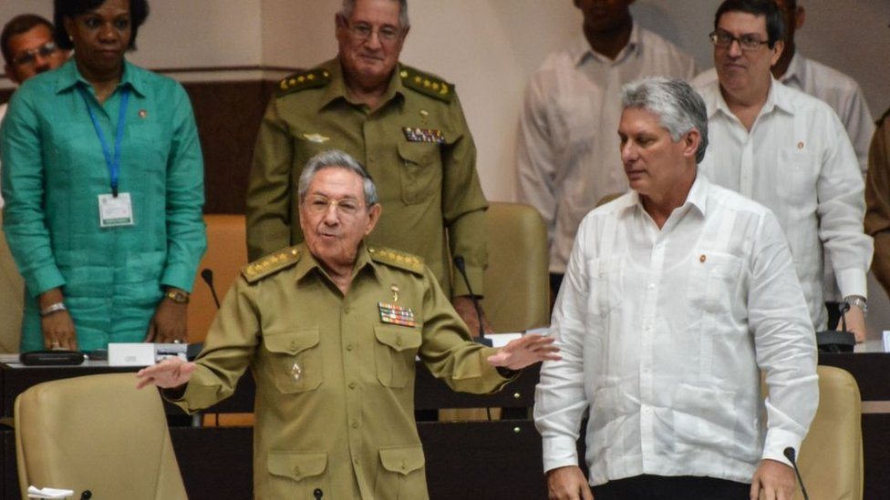 Raul Kastro i Migel Dijaz Kanel sa kubanskim liderima