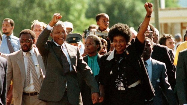 Nelson i Vini Mandela nakon Nelsonovog izlaska iz zatvora 1990. godine