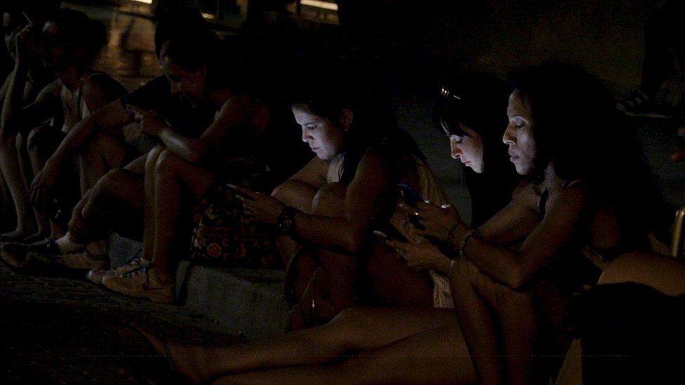 Kubanci na mestu gde je dostupan internet