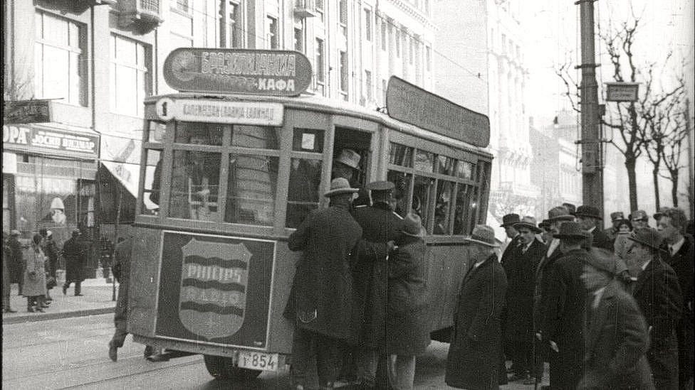 Filmska baština dostupna svima na internetu 1 Putnici pokušavaju da se popnu u pun tranvaj, scena iz filma