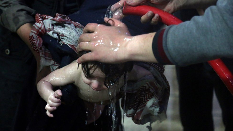 Spiranje hemikalija sa tela pacijenta šmrkom u Dumi 7. aprila2018.