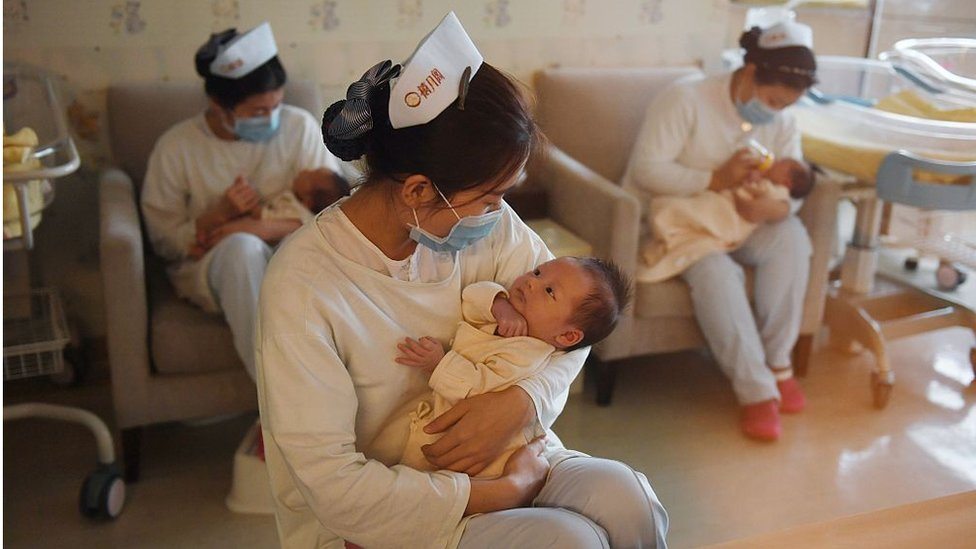 Sestre u porodilištu brinu o tek rođenim bebama