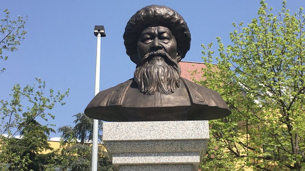 Spomenička zbrka: Od minijaturne Gagarinove glave do nevidljivog Vorhola 3 Bista kazahstanskog pesnika Žamila Žabajeva na Novom Beogradu