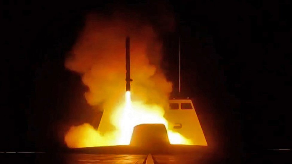 Fotografija francuskog Ministarstva odbrane na kojoj se vidi ispaljivanje krstareće rakete sa francuskog bojnog broda u Mediteranu na ciljeve u Siriji u noći između 13. i 14. aprila 2018.