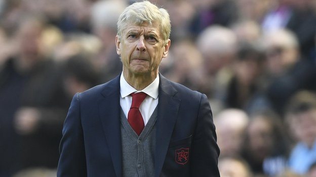 Trener Arsenala Arsen Venger napušta klub na kraju sezone 1 Venger na terenu
