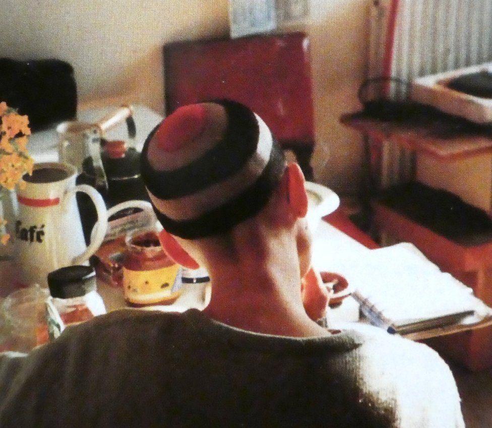 Umetnica sa glavom ošišanom kao target