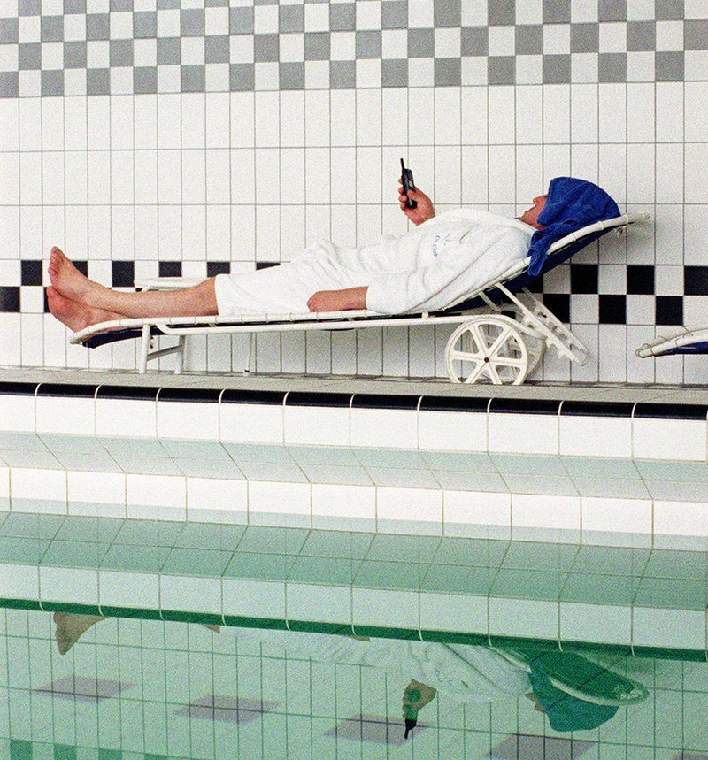 novinar pored bazena sa telefonom