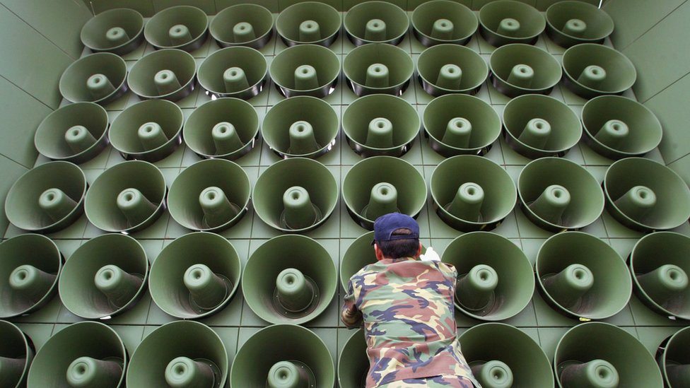 Južnokorejsi vojnik isključuje zvučnike na granici sa Severnom Korejom, jun 2004.