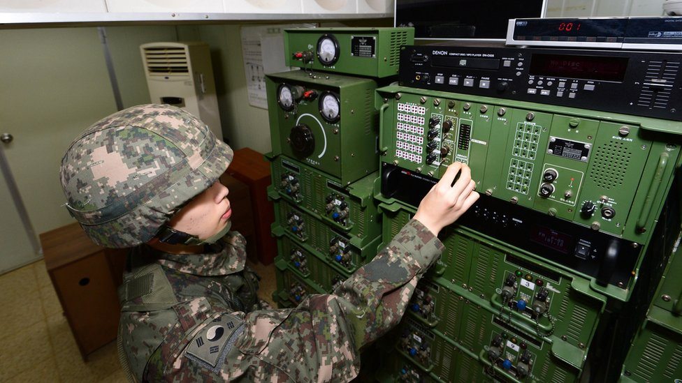 Južnokorejski vojnik rukuje zvučnikom