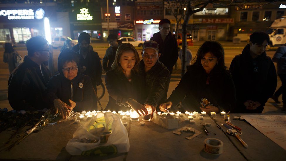 Sveće i izjave saučešća u ulici Jong