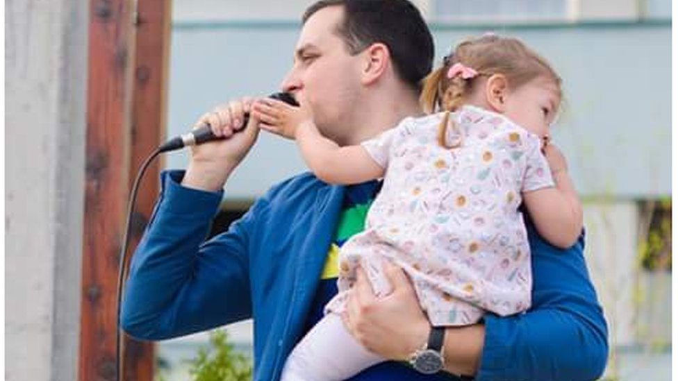 Niš i Požega: Građani ne odustaju od protesta 1 Građanin Požege na protestu sa ćerkom u rukama