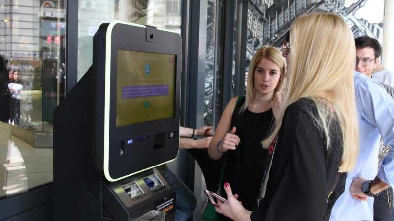 Bitkoin na bankomatu u IDEA London prodavnici 1