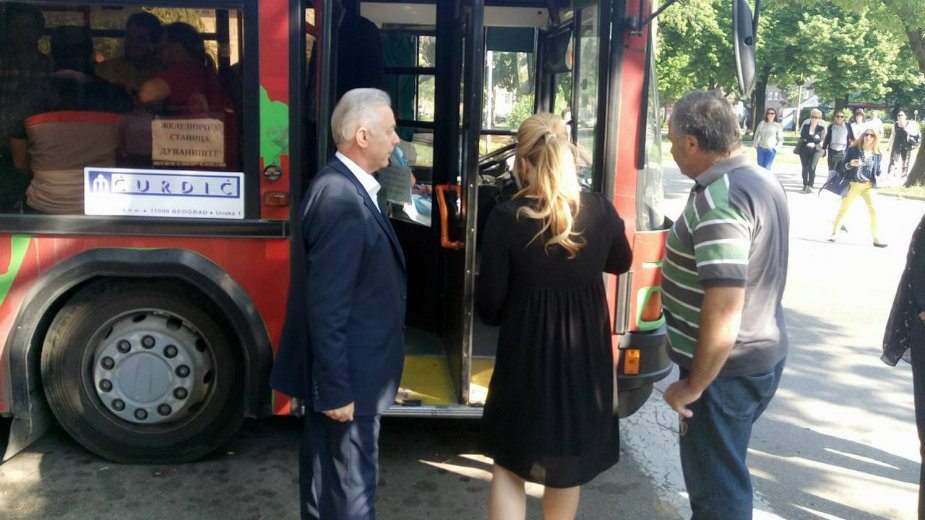 Autobusi voze Nišlije na otvaranje Leonija, prazne zgrade opština 1