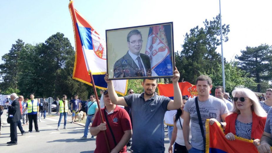 Vučić se obraća i građanima okupljenim ispred fabrike 1