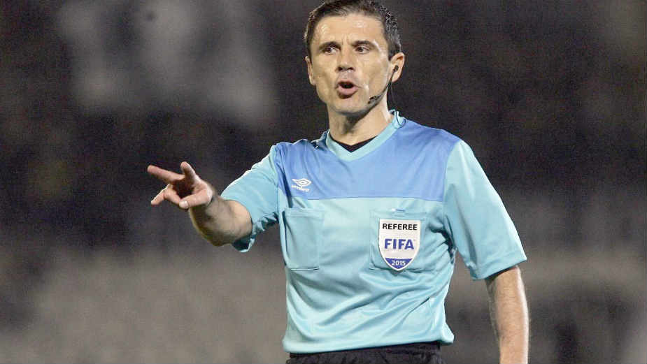 "Ljudi u crnom" zaustavili loptu 1