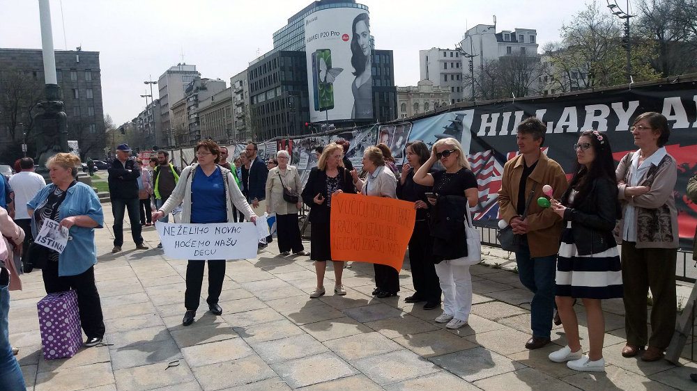 Protest roditelja protiv usvajanja zakona o "nestalim bebama" 1