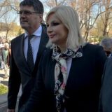Ministarka Mihajlović izviždana ispred Gradske kuće u Nišu (video) 8