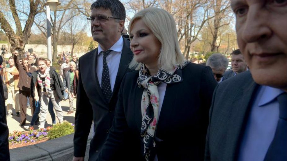 Ministarka Mihajlović izviždana ispred Gradske kuće u Nišu (video) 1