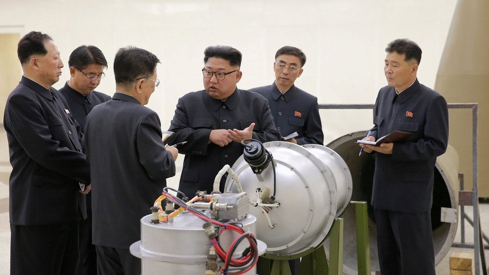Severnokorejski lider Kim Džong Un sa saradnicima