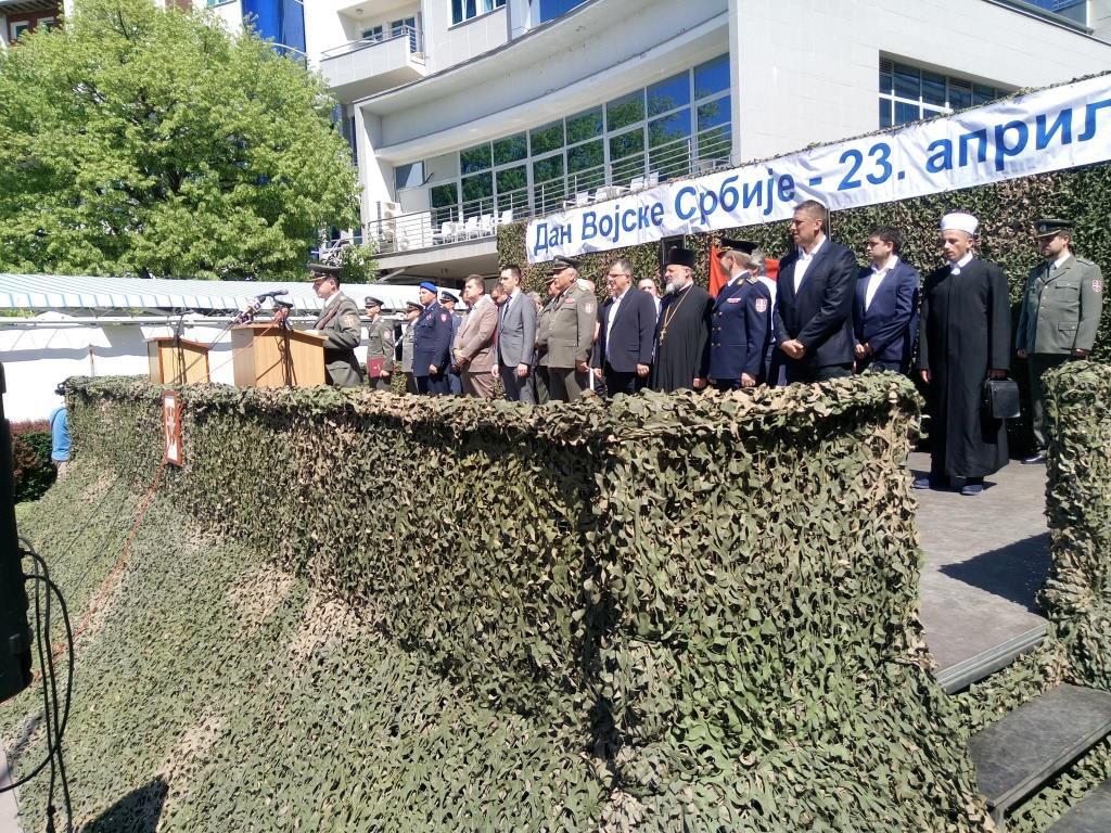 Vučić: Vojska je nesumnjivo najbolji deo našeg društva 2 Vučić: Vojska je nesumnjivo najbolji deo našeg društva 2