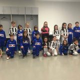 Deca zaposlenih u kompaniji FCA Srbija na terenu sa fudbalerima Juventusa 8