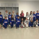 Deca zaposlenih u kompaniji FCA Srbija na terenu sa fudbalerima Juventusa 11