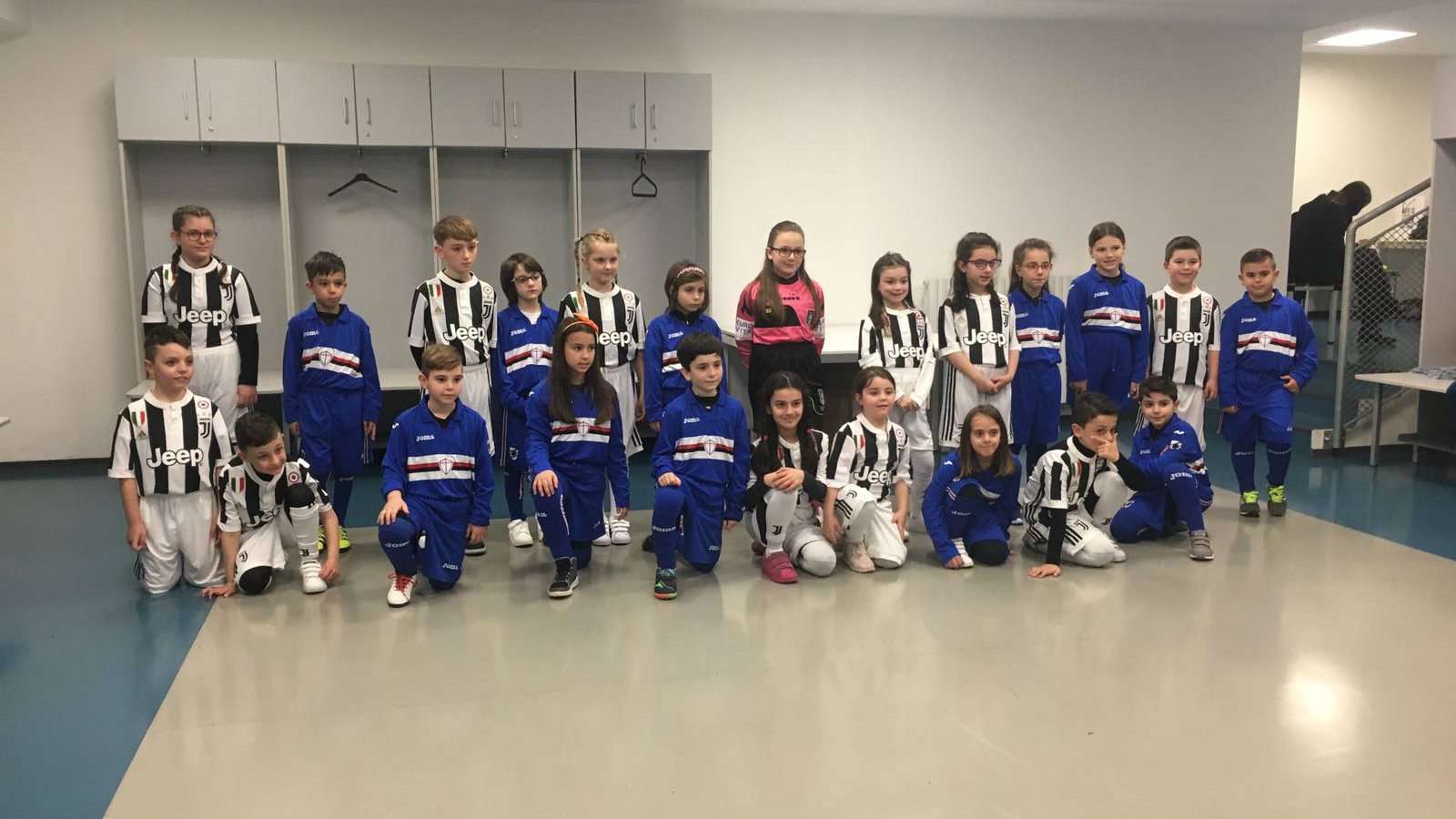 Deca zaposlenih u kompaniji FCA Srbija na terenu sa fudbalerima Juventusa 1