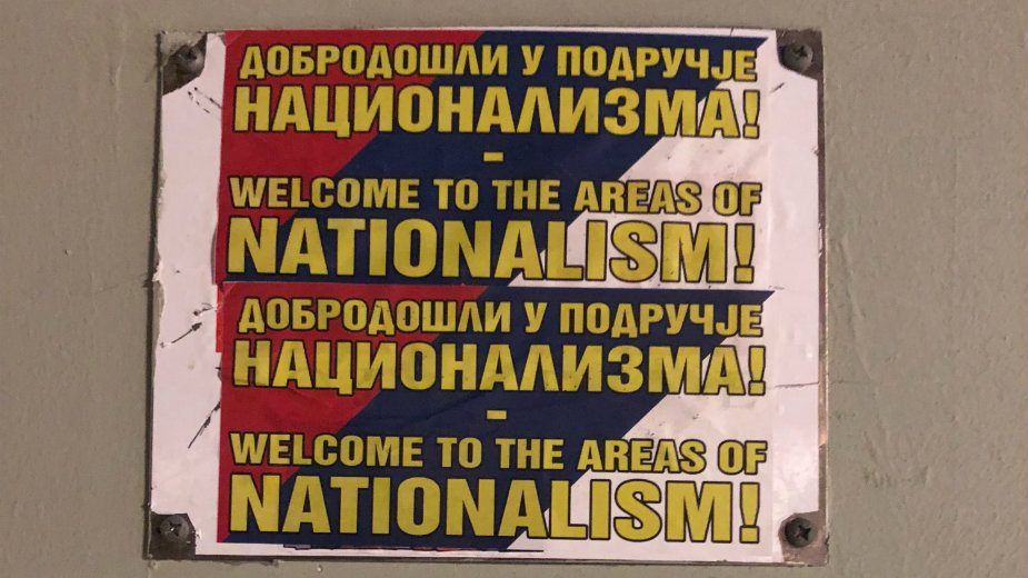 NDNV: Tabla udruženja prelepljeni nacionalističkim natpisima 1