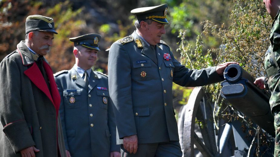 General Diković na snimanju filma o kralju Petru 1