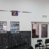 Aktivisti SNS postavili slike Vučića na Koraksovoj izložbi 10