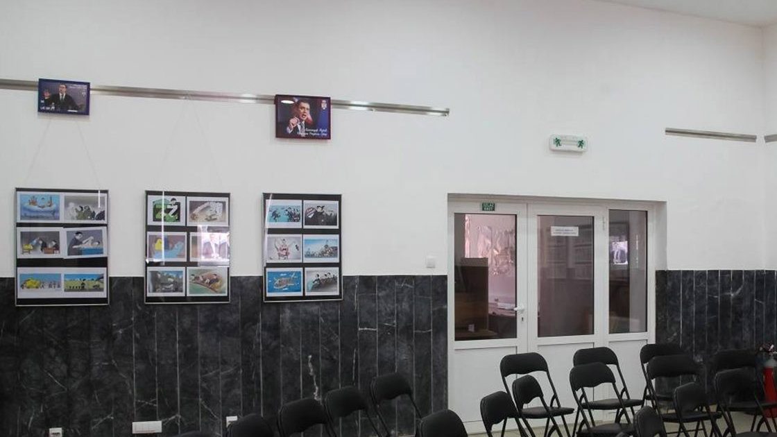 Aktivisti SNS postavili slike Vučića na Koraksovoj izložbi 1 Aktivisti SNS postavili slike Vučića na Koraksovoj izložbi 1