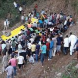 Sleteo školski autobus u Indiji, poginulo 27 dece 11