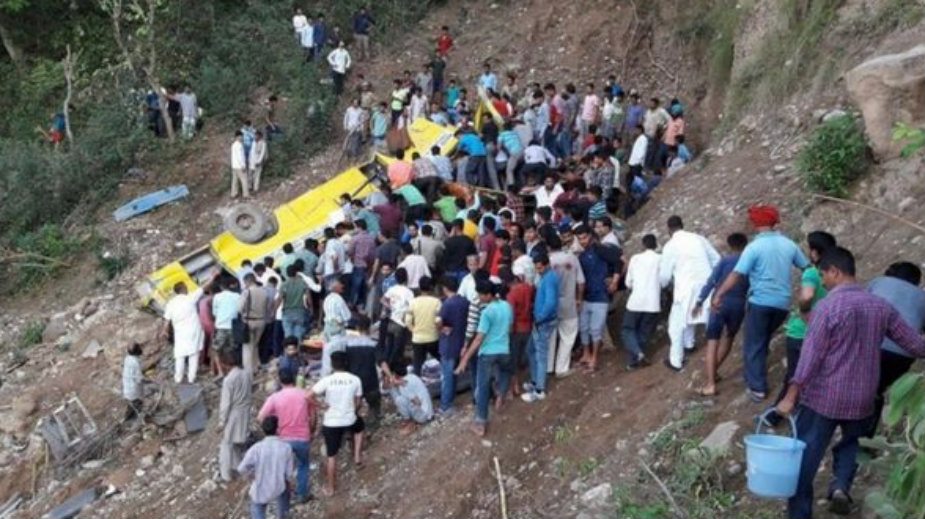 Sleteo školski autobus u Indiji, poginulo 27 dece 1